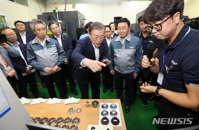 【김포=뉴시스】박진희 기자 = 문재인 대통령이 7일 경기 김포 부품·소재기업인 (주)에스비비테크를 방문해 감속기 가공실을 시찰하고 있다. 2019.08.07.&nbsp; pak7130@newsis.com