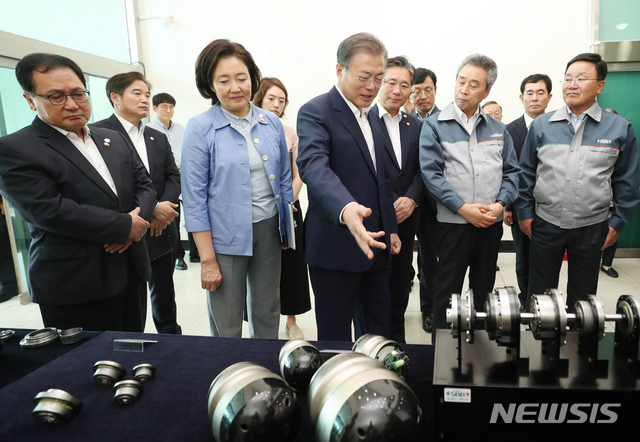 【김포=뉴시스】박진희 기자 = 문재인 대통령이 7일 경기 김포시 부품·소재기업인 (주)에스비비테크를 방문해 생산 제품을 살펴보며 브리핑 듣고 있다. 2019.08.07.&nbsp; pak7130@newsis.com