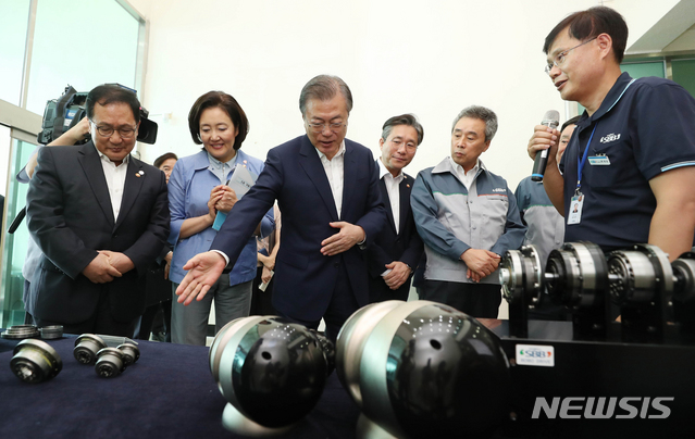 【김포=뉴시스】박진희 기자 = 문재인 대통령이 7일 경기 김포시 부품·소재기업인 (주)에스비비테크를 방문해 생산 제품을 살펴보며 브리핑 듣고 있다. 2019.08.07.&nbsp; pak7130@newsis.com