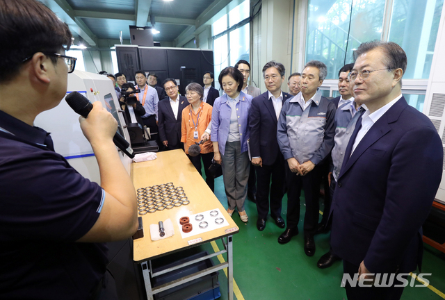 【김포=뉴시스】박진희 기자 = 문재인 대통령이 7일 경기 김포 부품·소재기업인 (주)에스비비테크를 방문해 감속기 가공실을 시찰하고 있다. 2019.08.07. pak7130@newsis.com