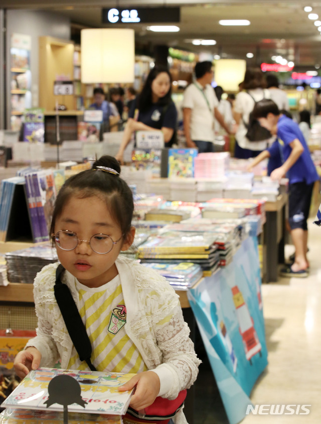 【서울=뉴시스】박미소 기자 = 여름방학 기간인 7일 오후 서울 종로구 소재의 한 서점이 더위를 피해 서점으로 온 학생들이 책을 골라보고 있다. 2019.08.07. misocamera@newsis.com