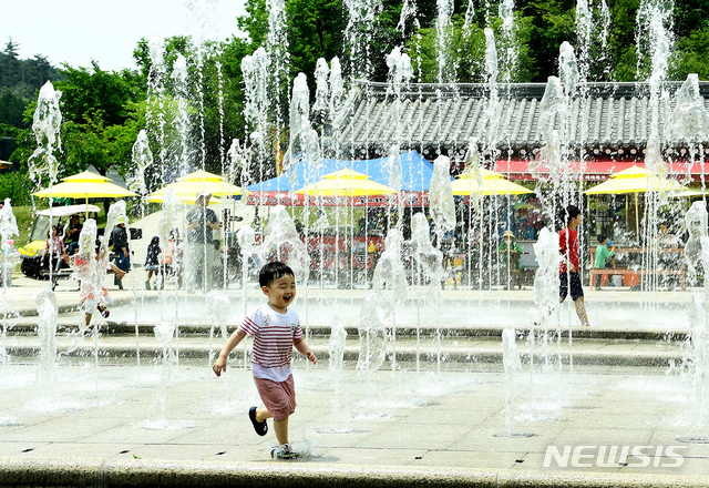 【장성=뉴시스】이창우 기자 = 전남 장성군은 7일 온 가족이 함께 떠나기 좋은 여행지로 홍길동 테마파크를 추천했다. 사진은 더위를 식혀줄 시원한 물줄기를 내뿜는 홍길동테마파크 내 바닥분수. 2019.08.07 (사진=장성군 제공) photo@newsis.com