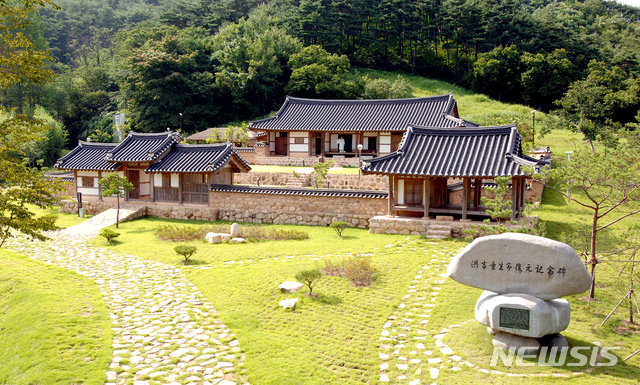 【장성=뉴시스】이창우 기자 = 전남 장성군은 7일 온 가족이 함께 떠나기 좋은 여행지로 홍길동 테마파크를 추천했다. 사진은 황룡면 아치실 마을의 홍길동 생가. 2019.08.07 (사진=장성군 제공) photo@newsis.com