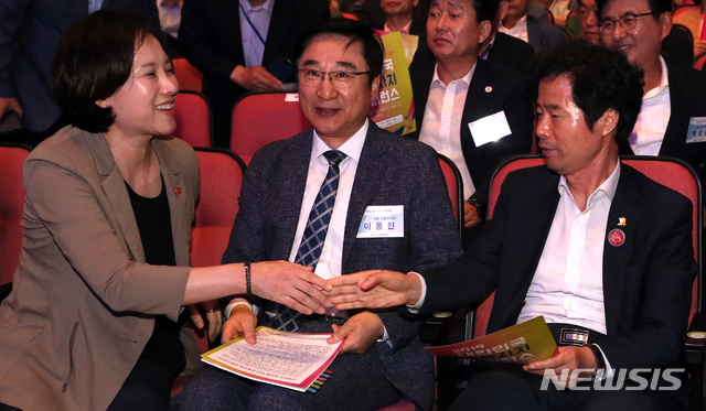 【청주=뉴시스】강종민 기자 = 7일 오후 충북 청주 한국교원대학교에서 열린 2019 대한민국 교육자치 콘퍼런스에서 유은혜 부총리 겸 교육부 장관과 김승환 전국시도교육감협의회장(전북 교육감)이 만나 어색한 악수를 나누고 있다. 2019.08.07.&nbsp; ppkjm@newsis.com