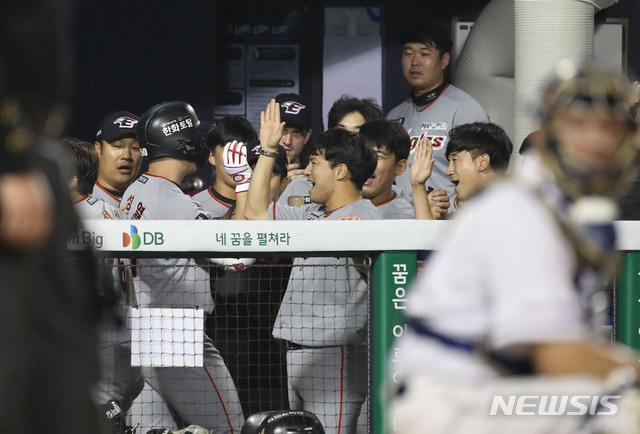 【서울=뉴시스】 김진아 기자 = 7일 오후 서울 송파구 잠실야구장에서 열린 '2019 신한은행 MY CAR KBO리그' 두산 베어스-한화 이글스 경기, 8회초 1사 1,2루 한화 이성열이 3타점 홈런을 친 후 더그아웃으로 들어가며 기뻐하고 있다. 2019.08.07. bluesoda@newsis.com