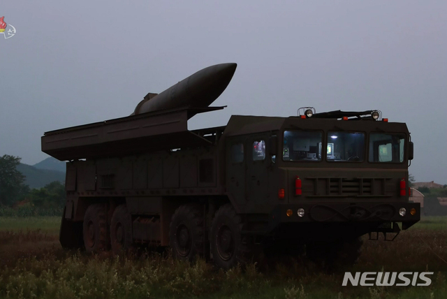 【서울=뉴시스】 김정은 북한 국무위원장이 지난 6일 새벽 '신형전술유도탄 위력시위발사를 참관했다'고 조선중앙TV가 7일 보도하고 있다. 서부작전비행장에서 발사된 전술유도탄 2발은 수도권지역 상공과 우리 나라 중부내륙지대 상공을 비행하여 조선동해상의 설정된 목표섬을 정밀타격하였다고 보도했다. 2019.08.07. (사진=조선중앙TV 캡쳐) photo@newsis.com