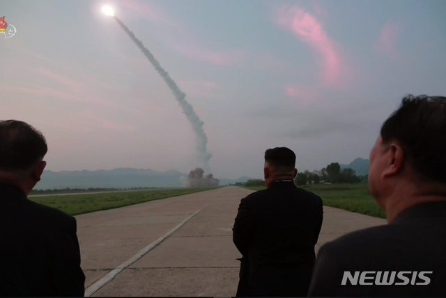 【서울=뉴시스】 김정은 북한 국무위원장이 지난 6일 새벽 '신형전술유도탄 위력시위발사를 참관했다'고 조선중앙TV가 7일 보도하고 있다. 서부작전비행장에서 발사된 전술유도탄 ２발은 수도권지역 상공과 우리 나라 중부내륙지대 상공을 비행하여 조선동해상의 설정된 목표섬을 정밀타격하였다고 보도했다. 2019.08.07. (사진=조선중앙TV 캡쳐) photo@newsis.com