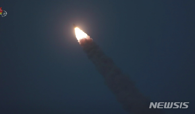 【서울=뉴시스】 김정은 북한 국무위원장이 지난 6일 새벽 '신형전술유도탄 위력시위발사를 참관했다'고 조선중앙TV가 7일 보도하고 있다.&nbsp; 서부작전비행장에서 발사된 전술유도탄 ２발은 수도권지역 상공과 우리 나라 중부내륙지대 상공을 비행하여 조선동해상의 설정된 목표섬을 정밀타격하였다고 보도했다. 2019.08.07. (사진=조선중앙TV 캡쳐)&nbsp; photo@newsis.com