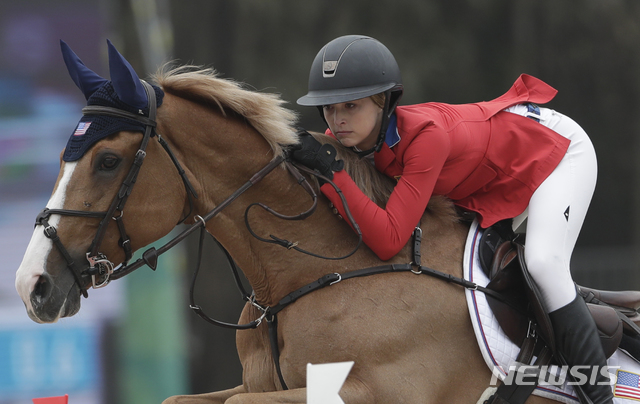 【리마(페루)=AP/뉴시스】故 스티브 잡스의 막내딸 이브 잡스가 지난 7일(현지시간) 페루 리마에서 열린 2019 팬아메리칸 경기 승마 단체 장애물 단체전에 출전해 경기하고 있다. 올림픽 정식 종목인 마장마술·장애물·종합마술 등 세 종목의 개인전·단체전 등이 펼쳐지는 가운데 이브는 단체 장애물 종목에서 동메달을 따냈다.&nbsp;&nbsp; 팬아메리칸 경기는 북미와 중·남미 등 아메리카 대륙의 나라들이 4년마다 벌이는 국제올림픽위원회 공인 대회로 올해는 39개 종목 41개 국가가 참가했다. 2019.08.10.