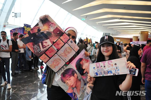 【암만(요르단)=뉴시스】&nbsp; 채정병 기자 = 7일(현지시간) 전세계에 동시 개봉된 방탄소년단(BTS)의 다큐영화 ‘브링 더 소울(Bring the Soul): 더 무비’가 요르단 암만의 한 메이저 개봉관에서 상영된 가운데 팬들이 BTS 사진을 들어보이고 있다.이날 오후, 개봉시간을 앞두고 극장에 집결한 수백명의 요르단 ‘아미(BTS 팬클럽)’들은 BTS의 노래와 댄스를 따라하며 영화에 대한 기대와 흥분을 감추지 못했다.&nbsp; 오는 10월, BTS의 사우디아라비아 리야드 공연이 예정된 가운데 사우디와 국경을 맞대고 있는 요르단 팬들의 분위기도 한껏 고조되어 있다.&nbsp; 2019.08.08.chae0191@newsis.com