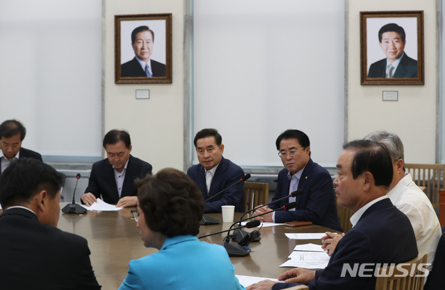 【서울=뉴시스】고승민 기자 = 8일 서울 여의도 국회에서 열린 민주평화당 대안정치연대 회의에서 의원들이 대화를 하고 있다. 박지원, 유성엽, 장병완 등 평화당 의원 10명으로 구성된 제3지대 구축 모임인 대안정치연대는 이날 탈당선언을 한다. 실제 탈당은 12일로 전망되고 있다. 2019.08.08. kkssmm99@newsis.com