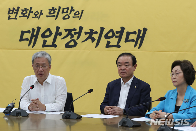 【서울=뉴시스】고승민 기자 = 8일 서울 여의도 국회에서 열린 민주평화당 대안정치연대 회의에서 유성엽 원내대표가 모두발언하고 있다. 박지원, 유성엽, 장병완 등 평화당 의원 10명으로 구성된 제3지대 구축 모임인 대안정치연대는 이날 탈당선언을 한다. 실제 탈당은 12일로 전망되고 있다. 2019.08.08. kkssmm99@newsis.com