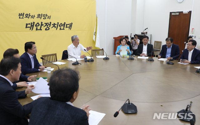 【서울=뉴시스】고승민 기자 = 8일 서울 여의도 국회에서 열린 민주평화당 대안정치연대 회의에서 유성엽 원내대표가 모두발언하고 있다. 박지원, 유성엽, 장병완 등 평화당 의원 10명으로 구성된 제3지대 구축 모임인 대안정치연대는 이날 탈당선언을 한다. 실제 탈당은 12일로 전망되고 있다. 2019.08.08. kkssmm99@newsis.com