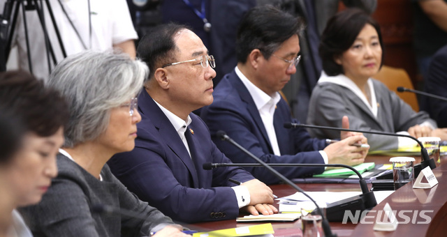 【서울=뉴시스】김선웅 기자 = 8일 오전 서울 종로구 정부서울청사에서 열린 국정현안점검조정회의에서 강경화 외교부 장관, 홍남기 경제부총리 겸 기획재정부 장관, 성윤모 산업통상자원부 장관, 박영선 중소벤처기업부 장관 등 각 부처 장관들이 참석해 자리하고 있다. 이날 열린 회의에서는 한국 백색국가 목록에서 일본을 제외하는 안건을 상정해 논의할 예정이다. 2019.08.08.&nbsp; mangusta@newsis.com