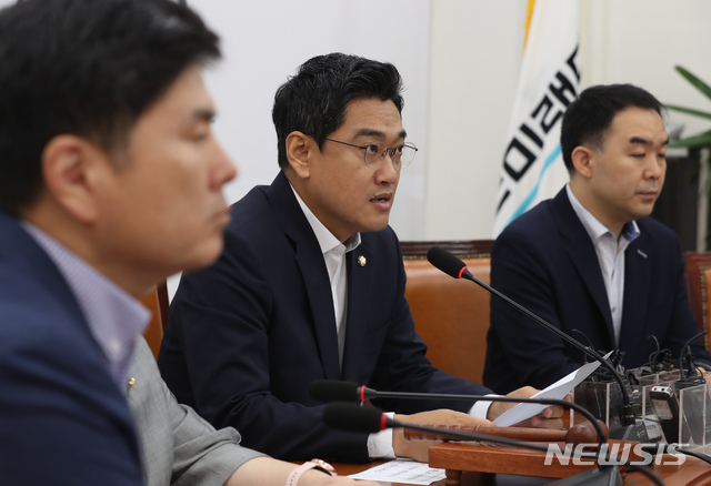 【서울=뉴시스】고승민 기자 = 8일 서울 여의도 국회에서 열린 바른미래당 원내정책회의에서 오신환 원내대표가 모두발언하고 있다. 2019.08.08.kkssmm99@newsis.com