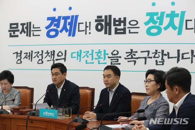 【서울=뉴시스】고승민 기자 = 8일 서울 여의도 국회에서 열린 바른미래당 원내정책회의에서 오신환 원내대표가 모두발언하고 있다. 2019.08.08.kkssmm99@newsis.com