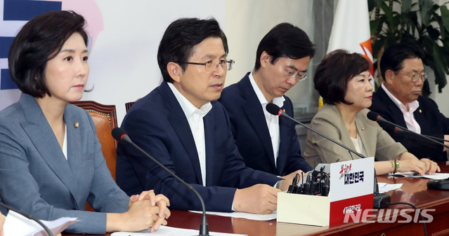 【서울=뉴시스】 박영태 기자 = 8일 오전 서울 여의도 국회에서 열린 자유한국당 최고위원회의에서 황교안 대표가 발언하고 있다. 2019.08.08.since1999@newsis.com