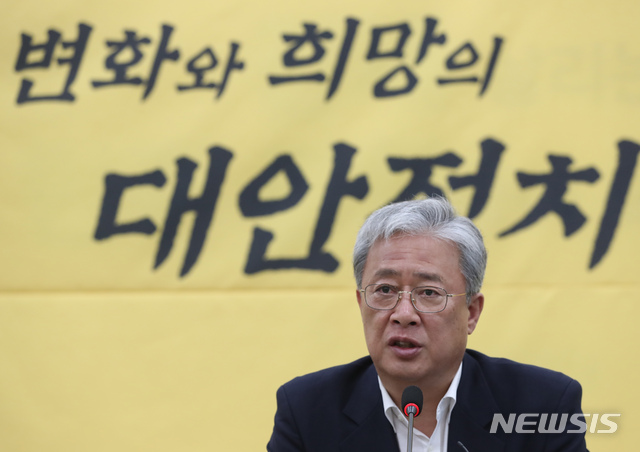 【서울=뉴시스】고승민 기자 = 민주평화당 유성엽 원내대표가 8일 서울 여의도 국회에서 대안정치연대 회의 관련 브리핑을 하고 있다. 2019.08.08. kkssmm99@newsis.com