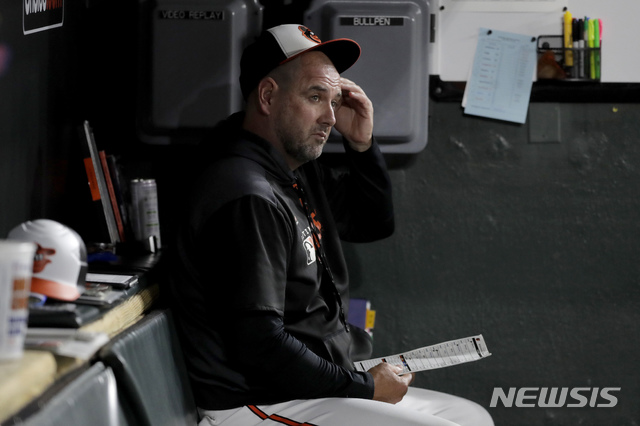 【볼티모어=AP/뉴시스】 볼티모어 오리올스의 브랜던 하이드 감독이 8일(한국시간) 미국 메릴랜드주 볼티모어의 오리올 파크 앳 캠든 야즈에서 열린 뉴욕 양키스와의 경기에서 경기를 지켜보고 있다.