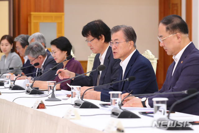 【서울=뉴시스】전신 기자 = 문재인 대통령이 8일 청와대 본관에서 열린 국민경제자문회의에서 모두발언하고 있다. 2019.08.08.&nbsp; photo1006@newsis.com