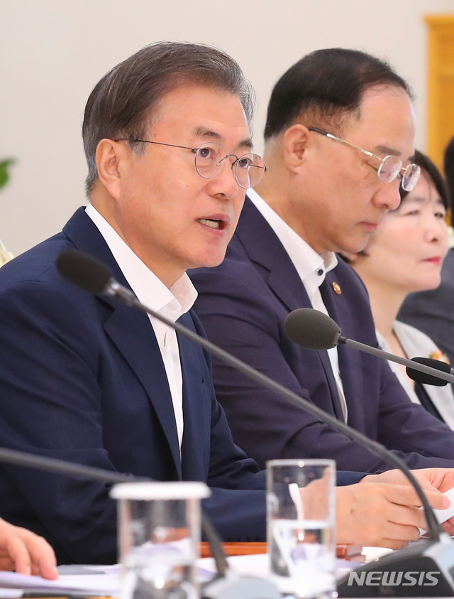 【서울=뉴시스】전신 기자 = 문재인 대통령이 8일 청와대 본관에서 열린 국민경제자문회의에서 모두발언하고 있다. 2019.08.08. photo1006@newsis.com