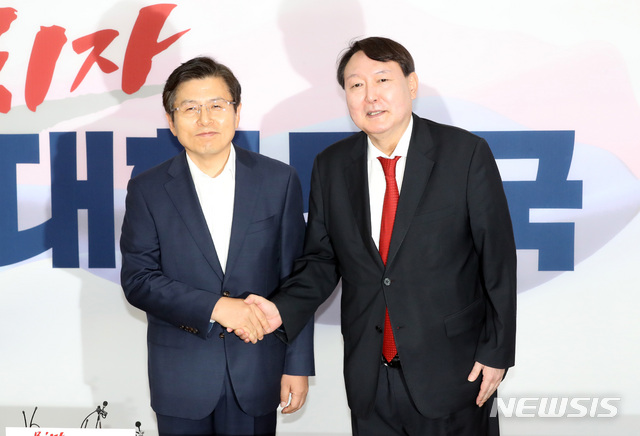 【서울=뉴시스】 박영태 기자 = 황교안 자유한국당 대표가 8일 오전 서울 여의도 국회를 찾은 윤석열 검찰총장을 만나 인사를 나누고 있다. 2019.08.08.since1999@newsis.com