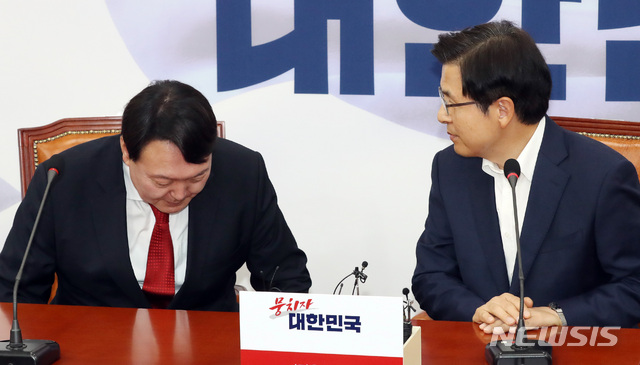 【서울=뉴시스】 박영태 기자 = 황교안 자유한국당 대표가 8일 오전 서울 여의도 국회를 찾은 윤석열 검찰총장을 만나 인사를 나누고 있다. 2019.08.08.since1999@newsis.com