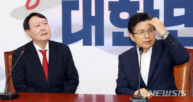 【서울=뉴시스】 박영태 기자 = 황교안 자유한국당 대표가 8일 오전 서울 여의도 국회를 찾은 윤석열 검찰총장을 만나 이야기를 나누고 있다. 2019.08.08.since1999@newsis.com