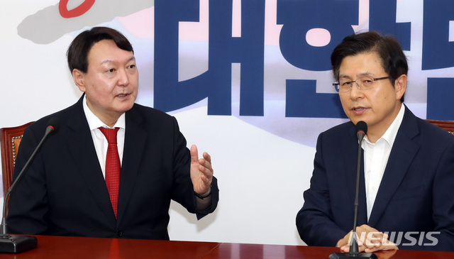 【서울=뉴시스】 박영태 기자 = 황교안 자유한국당 대표가 8일 오전 서울 여의도 국회를 찾은 윤석열 검찰총장을 만나 이야기를 나누고 있다. 2019.08.08.since1999@newsis.com