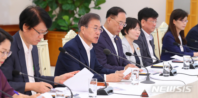 【서울=뉴시스】전신 기자 = 문재인 대통령이 8일 청와대 본관에서 열린 국민경제자문회의에서 모두발언하고 있다. 2019.08.08. photo1006@newsis.com