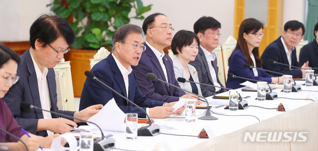 【서울=뉴시스】전신 기자 = 문재인 대통령이 8일 청와대 본관에서 열린 국민경제자문회의에서 모두발언하고 있다. 2019.08.08.&nbsp; photo1006@newsis.com