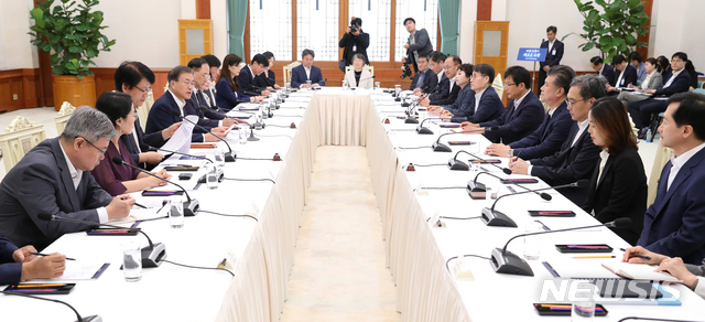 【서울=뉴시스】전신 기자 = 문재인 대통령이 8일 청와대 본관에서 열린 국민경제자문회의에서 모두발언하고 있다. 2019.08.08. photo1006@newsis.com