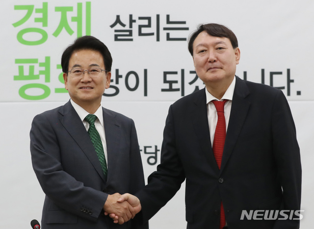 【서울=뉴시스】고승민 기자 = 윤석열 검찰총장이 8일 서울 여의도 국회를 찾아 민주평화당 정동영 대표를 예방하고 있다. 2019.08.08. kkssmm99@newsis.com