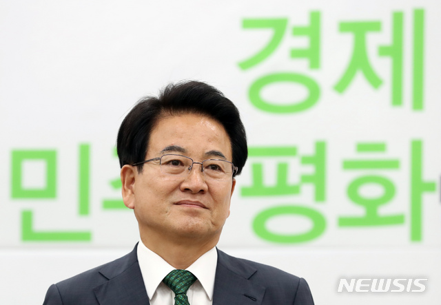 【서울=뉴시스】고승민 기자 = 민주평화당 정동영 대표가 8일 서울 여의도 국회에서 윤석열 검찰총장의 내방을 기다리던 중 생각에 잠겨 있다. 2019.08.08. kkssmm99@newsis.com