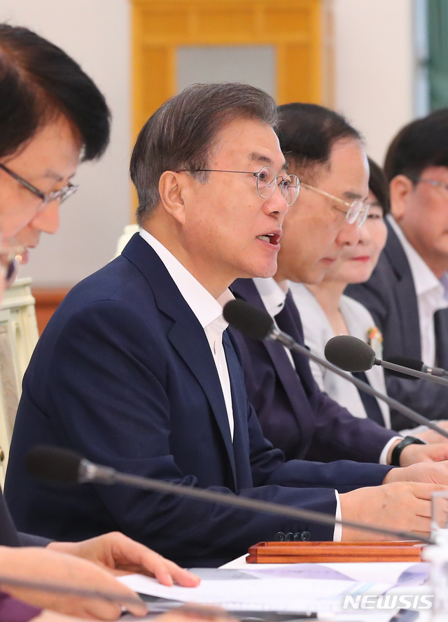 【서울=뉴시스】전신 기자 = 문재인 대통령이 8일 청와대 본관에서 열린 국민경제자문회의에서 모두발언하고 있다. 2019.08.08. photo1006@newsis.com