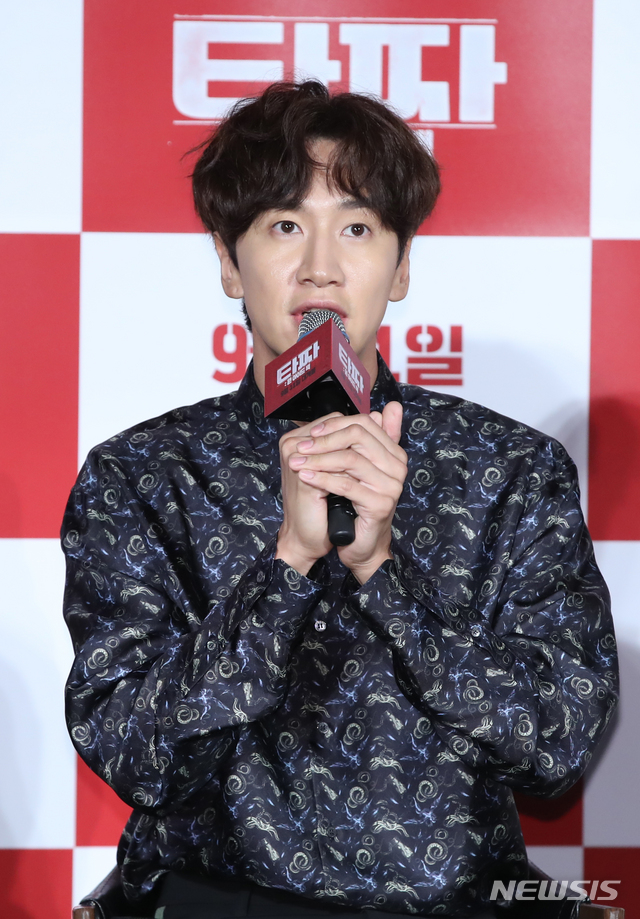 【서울=뉴시스】조수정 기자 = 배우 이광수가이 8일 오전 서울 자양동 롯데시네마 건대입구에서 열린 영화 영화 '타짜: 원 아이드 잭' 제작보고회에서 인사하고 있다. 영화 영화 '타짜: 원 아이드 잭'은 오는 9월 11일 개봉한다. 2019.08.08. chocrystal@newsis.com