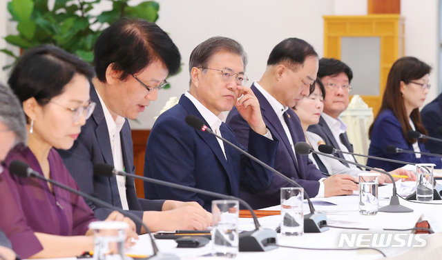 【서울=뉴시스】전신 기자 = 문재인 대통령이 8일 청와대 본관에서 열린 국민경제자문회의에서 안경을 올려 쓰고 있다. 2019.08.08. photo1006@newsis.com