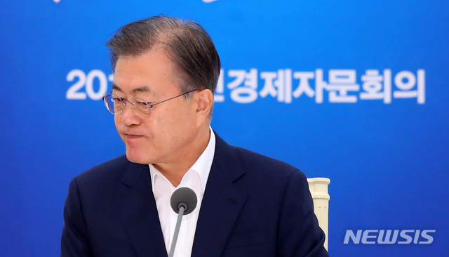 【서울=뉴시스】전신 기자 = 문재인 대통령이 8일 청와대 본관에서 열린 국민경제자문회의에서 이제민 부의장의 발언을 듣고 있다. 2019.08.08. photo1006@newsis.com