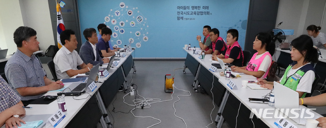 【세종=뉴시스】강종민 기자 = 8일 오전 세종시 어진동 전국시도교육감협의회에서 교육부·교육교섭단과 학교비정규직연대회의가 실무교섭을 시작하고 있다. 2019.08.08. ppkjm@newsis.com