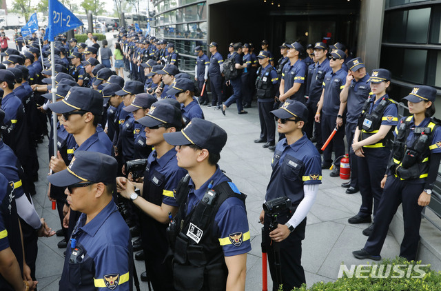 【서울=뉴시스】최동준 기자 = 역사왜곡 경제침탈 평화위협 아베규탄 시민행동이 8일 서울 종로구 일본대사관 앞에서 기자회견을 하는 가운데 경찰 병력이 경계를 강화하고 있다. 2019.08.08. photocdj@newsis.com