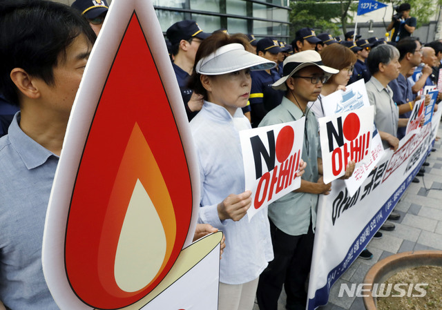 【서울=뉴시스】최동준 기자 = 역사왜곡 경제침탈 평화위협 아베규탄 시민행동이 8일 서울 종로구 일본대사관 앞에서 일본 정부 규탄 기자회견을 하고 있다. 2019.08.08. photocdj@newsis.com