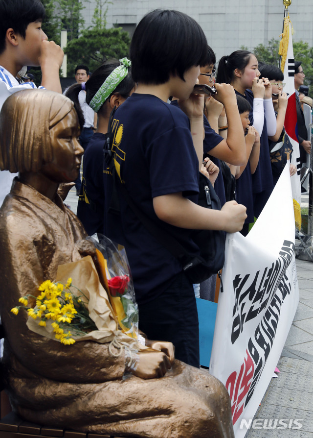 【서울=뉴시스】최동준 기자 = 어린이청소년단체 세움이 8일 서울 종로구 일본대사관 앞에서 일본 정부 규탄 기자회견을 열고 강제 징용 노동자와 위안부 피해자들을 추모하는 '고향의 봄' 연주를 하고 있다. 2019.08.08. photocdj@newsis.com