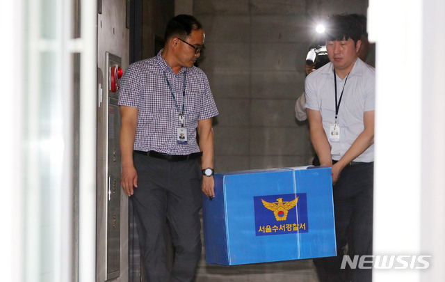 【서울=뉴시스】배훈식 기자 = 일명 '호날두 노쇼' 사건을 수사중인 경찰이 지난달 8일 오후 서울 강남구에 위치한 K리그 올스타와 이탈리아 세리에A 유벤투스와의 친선 경기 주최사 더페스타 사무실 압수수색을 마친 뒤 압수품을 옮기고 있다. 2019.08.08. dahora83@newsis.com