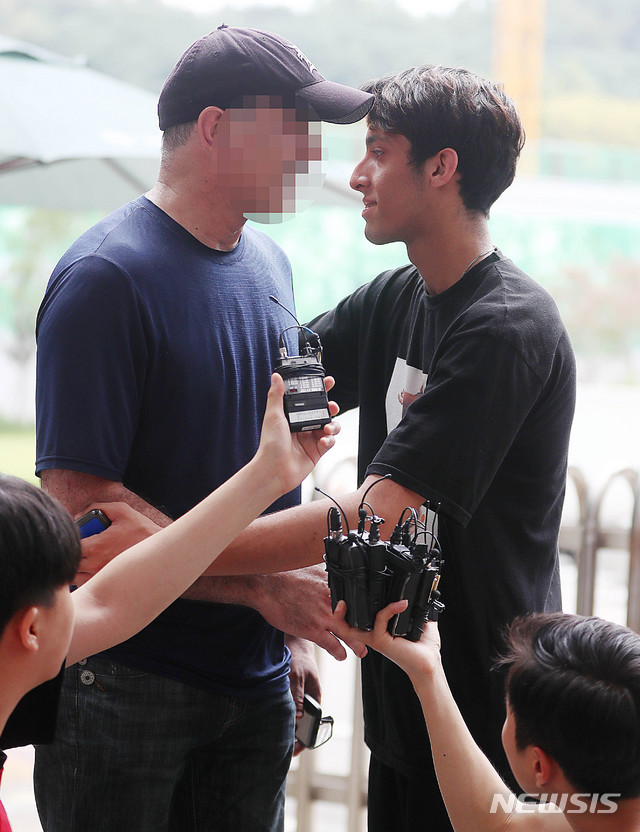 [서울=뉴시스]추상철 기자 =지난해 8월 서울 양천구 서울출입국외국인청에서 청와대 국민청원 등으로 난민 인정을 받은 이란 출신 중학생 김민혁군이 난민 재심사를 받는 아버지와 포옹하고 있다.이날 김 군의 아버지는 난민 인정을 받지 못했으며 임시 체류를 허용하는 '인도적 체류' 결정을 받았다. 2019.08.08. scchoo@newsis.com