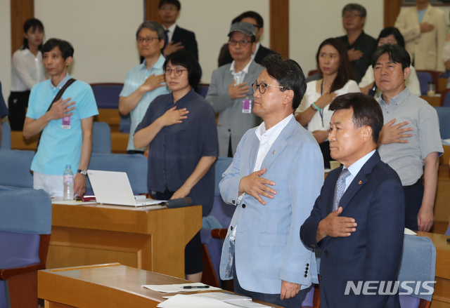 【서울=뉴시스】고승민 기자 = 8일 서울 여의도 국회 의원회관에서 더불어민주당 안민석 의원실 주최로 열린 '안익태 곡조 애국가, 계속 불러야 하나?' 긴급 국회공청회에서 안민석 의원 등 참석자들이 국민의례를 하고 있다. 2019.08.08.kkssmm99@newsis.com