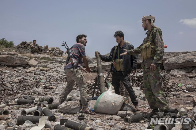 【모리스=AP/뉴시스】 사우디아라비아 주도 연합군과 함께 후티 반군에 맞서 싸우는 무장세력 '시큐리티 벨트' 대원들이 5일(현지시간) 모리스 지역에서 무기를 살펴보고 있다. 예멘 분리주의 무장세력인 남부임시위원회 (STC. Southern Transitional Council )와 준민병대 시큐리티 벨트는 10일 그동안 같은 편이었던 정부군과 전투를 벌여 남부 아덴을 점령했다. 2019.08.11 