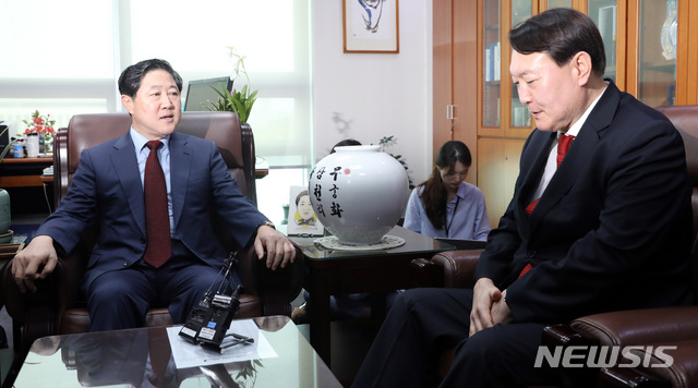 【서울=뉴시스】 박영태 기자 = 유기준 국회 사법개혁특별위원회 위원장이 8일 서울 여의도 국회를 찾은 윤석열 검찰총장을 만나 이야기를 나누고 있다. 2019.08.08.since1999@newsis.com