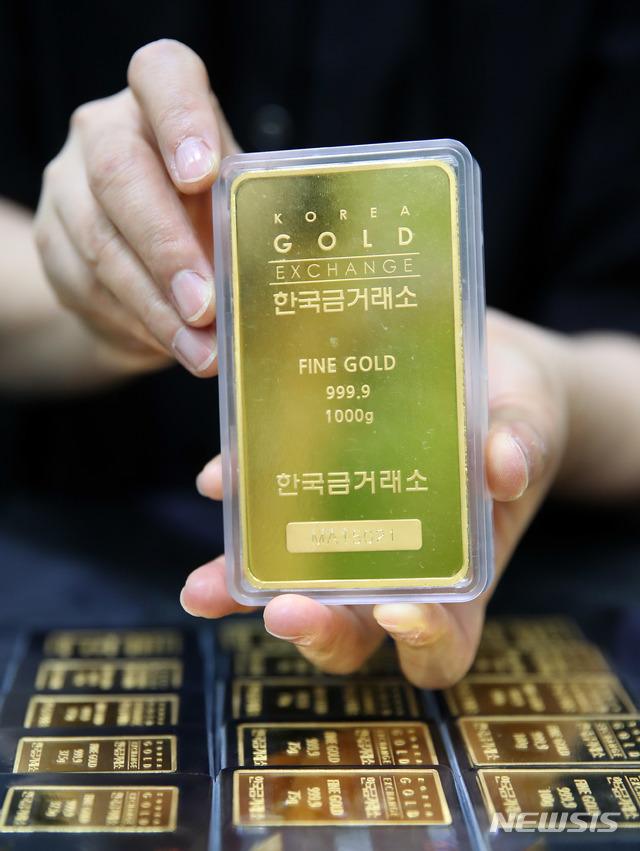 【서울=뉴시스】김선웅 기자 = 미중 무역전쟁이 지속되며 금융시장 불확실성이 커가는 가운데 대표적 안전자산인 금값이 나흘연속 최고가를 경신했다. 한국거래소 금시장에 따르면 전일 기준 금값은 1그램당 5만9130원으로 지난해 말과 비교했을 때 28.5% 증가했다. 8일 서울 종로구 한국금거래소 종로본점에서 직원이 금을 정리하고 있다. 2019.08.08.mangusta@newsis.com