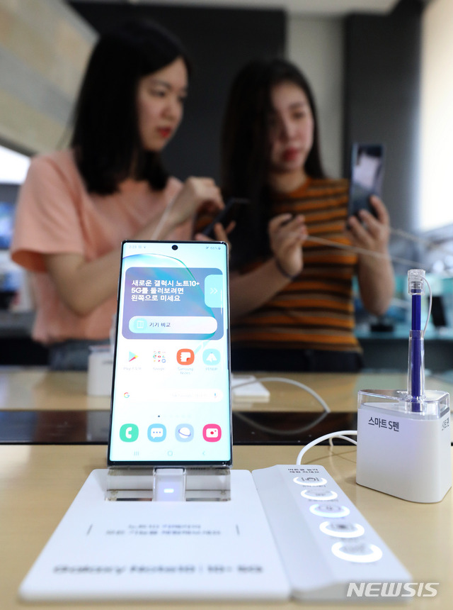 【서울=뉴시스】김선웅 기자 = 삼성전자가 '갤럭시 노트10'을 공개한 8일 서울 종로구 KT스퀘어 체험존에서 시민들이 갤럭시노트10을 체험하고 있다. 이통사는 오는 9일부터 노트10 예판을 시작한다. 2019.08.08.mangusta@newsis.com