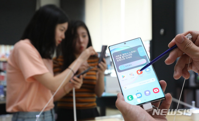 【서울=뉴시스】김선웅 기자 = 삼성전자가 '갤럭시 노트10'을 공개한 8일 서울 종로구 KT스퀘어 체험존에서 시민들이 갤럭시노트10을 체험하고 있다. 이통사는 오는 9일부터 노트10 예판을 시작한다. 2019.08.08.mangusta@newsis.com